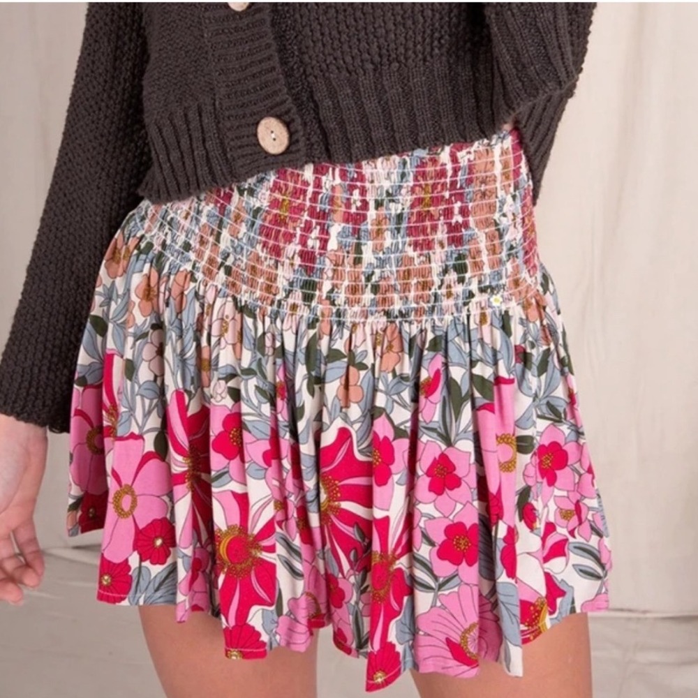 NATURAL LIFE Floral Smocked flowy Shorts Size Small